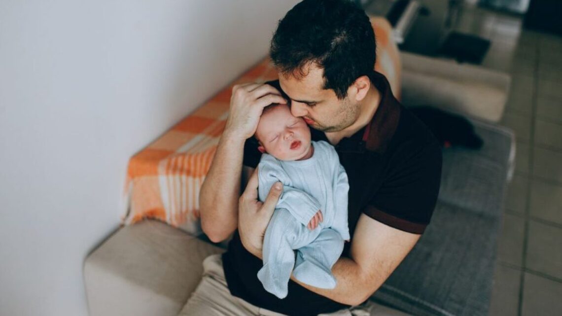 New dads who take longer parental leave less likely to suffer depression