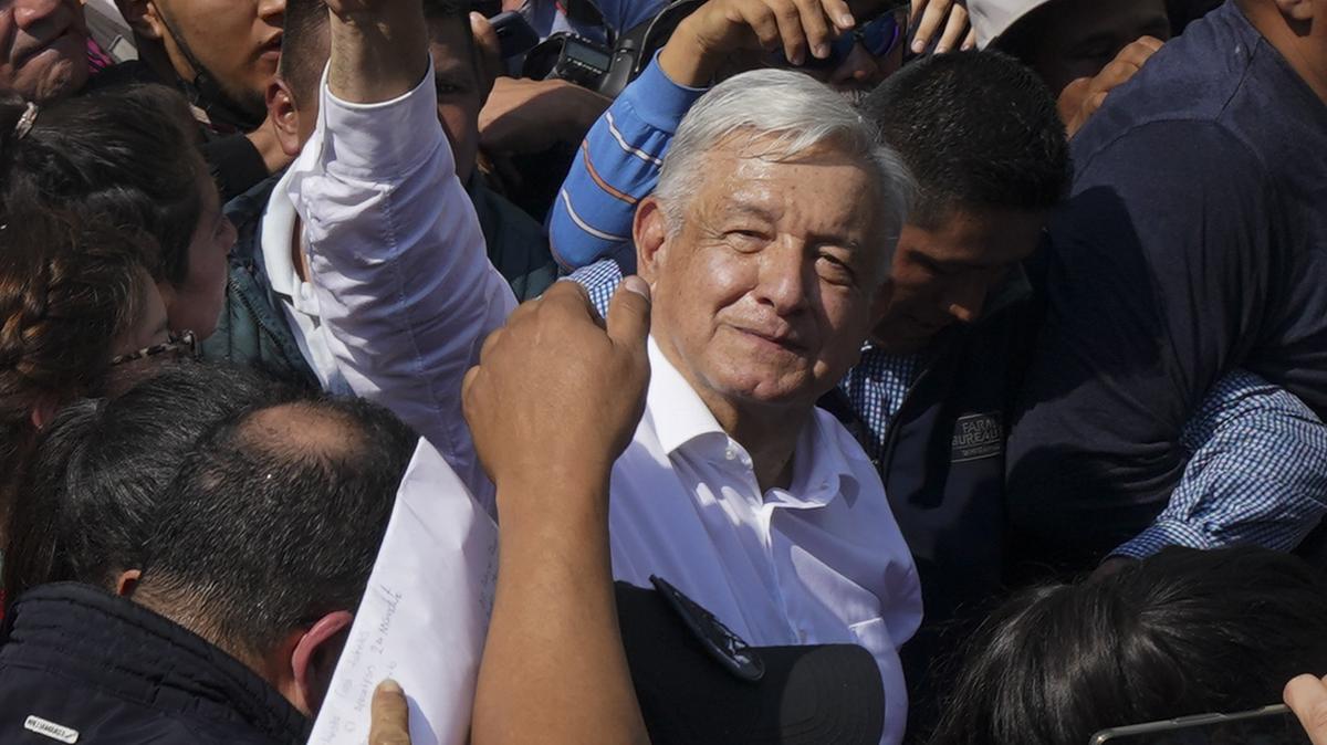 El presidente mexicano, Andrés Manuel López Obrador hace la señal de victoria durante una marcha en apoyo a su gobierno, en la Ciudad de México, el domingo 27 de noviembre de 2022. (Foto AP/Fernando Llano)