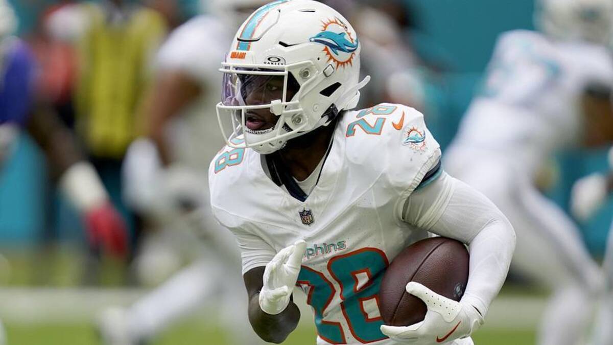  Miami Dolphins running back De'Von Achane (28) runs during the first half against the Buffalo Bills at Hard Rock Stadium. | Jeff Romance-Imagn Images 