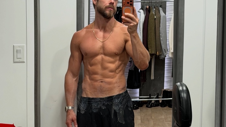 DWTS' Derek Hough Shows Off His Ripped Abs in New Selfie 