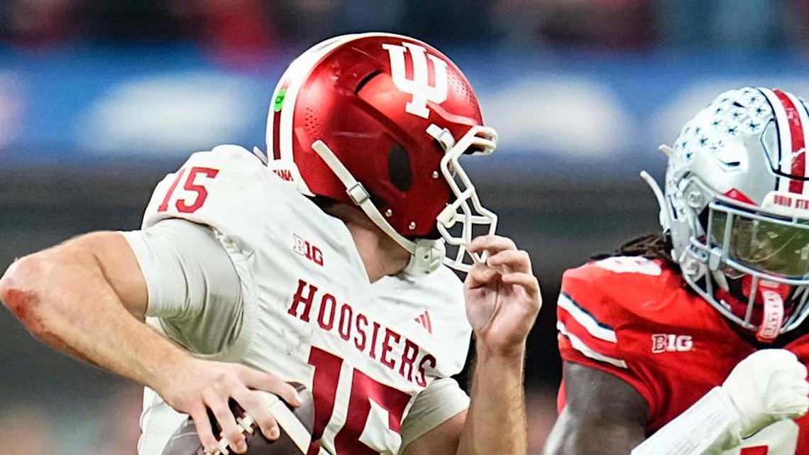  Indiana Hoosiers quarterback Fernando Mendoza (15) scrambles past Ohio State Buckeyes linebacker Sonny Styles (0) and linebacker Arvell Reese (8) during the Big Ten Conference championship game at Lucas Oil Stadium in Indianapolis on Dec. 6, 2025. Ohio State lost 13-10. | Adam Cairns/Columbus Dispatch / USA TODAY NETWORK via Imagn Images 
