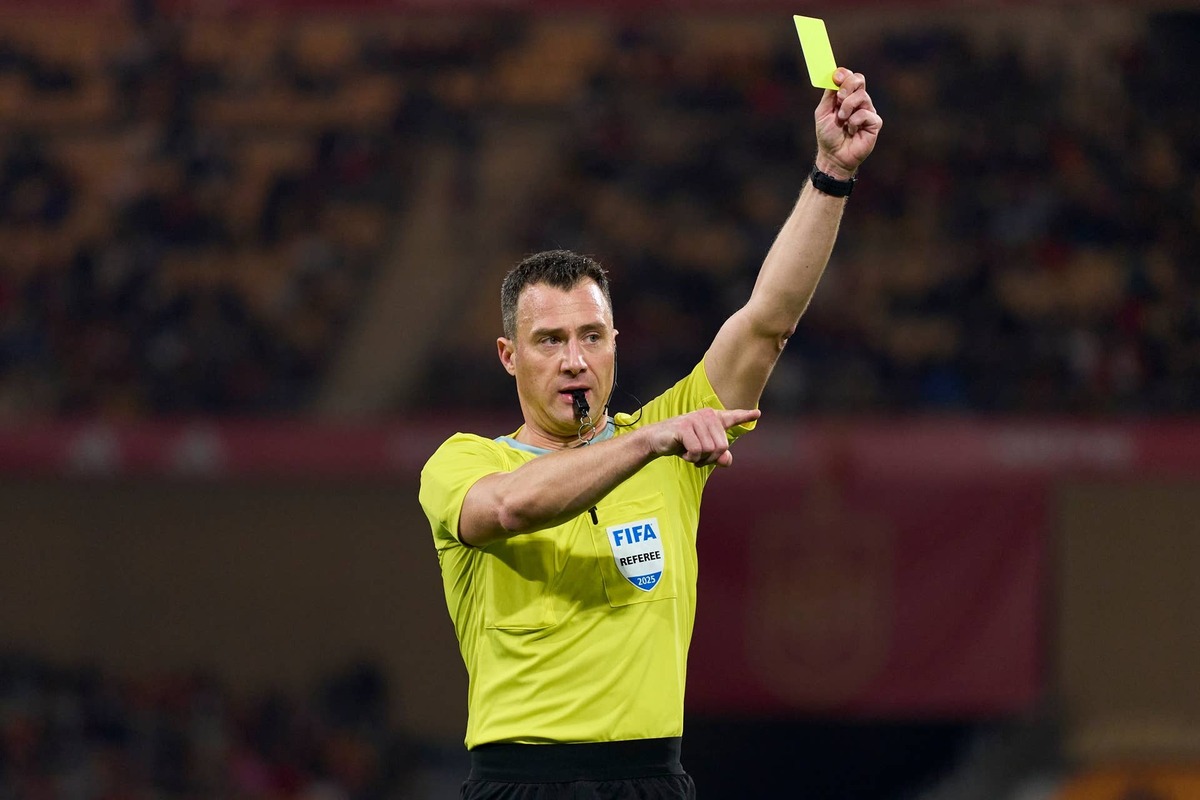  Referee Felix Zwayer shows a yellow card during the FIFA World Cup 2026 qualifier match between Spain and Turkey. Photo by Diego Souto/Getty Images