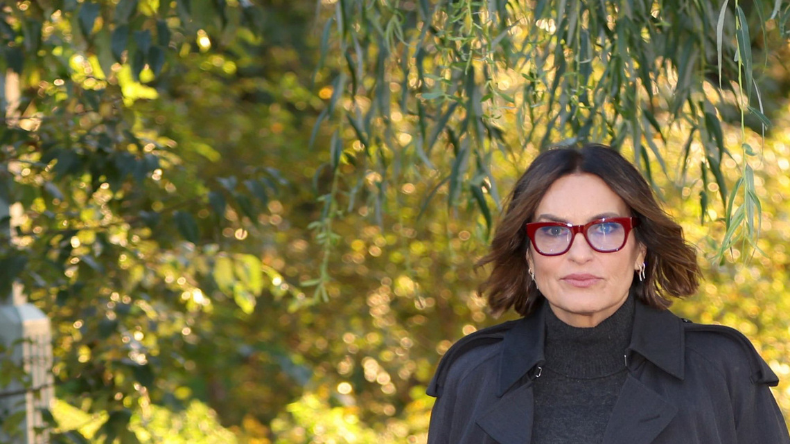 Case Closed! Mariska Hargitay's Black Trench Is a Fall Must-Have 