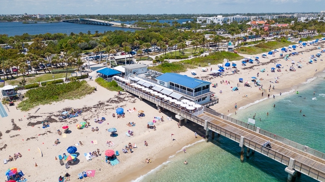 This Florida restaurant lets tourists drop their bags and grab an "emotional support beverage" 