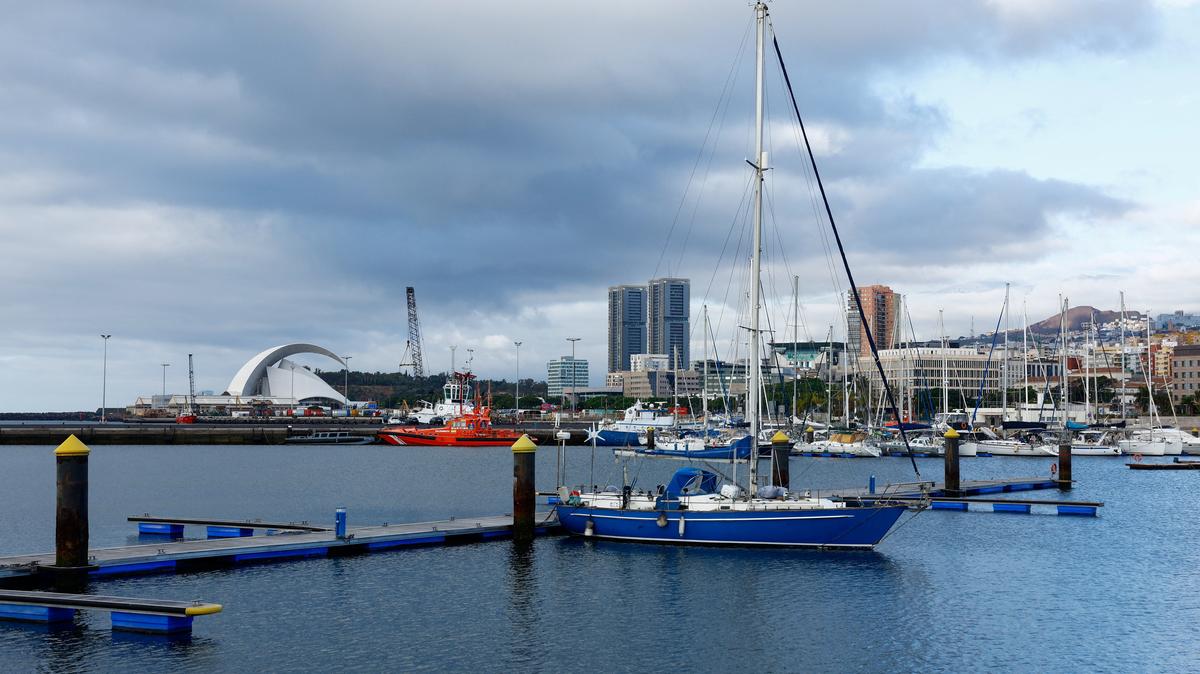 View of the the port in Santa Cruz de Tenerife, Spain, May 6, 2026. The luxury cruise ship, MV Hondius that has been hit by an outbreak of the deadly hantavirus is set to dock at the Canary Island of Tenerife, Spanish state broadcaster TVE reported on Wednesday, citing sources from the country's health ministry, while the regional government of the Canary Islands is opposed to allowing the cruise ship to dock on the archipelago, its leader, Fernando Clavijo said. REUTERS/Borja Suarez