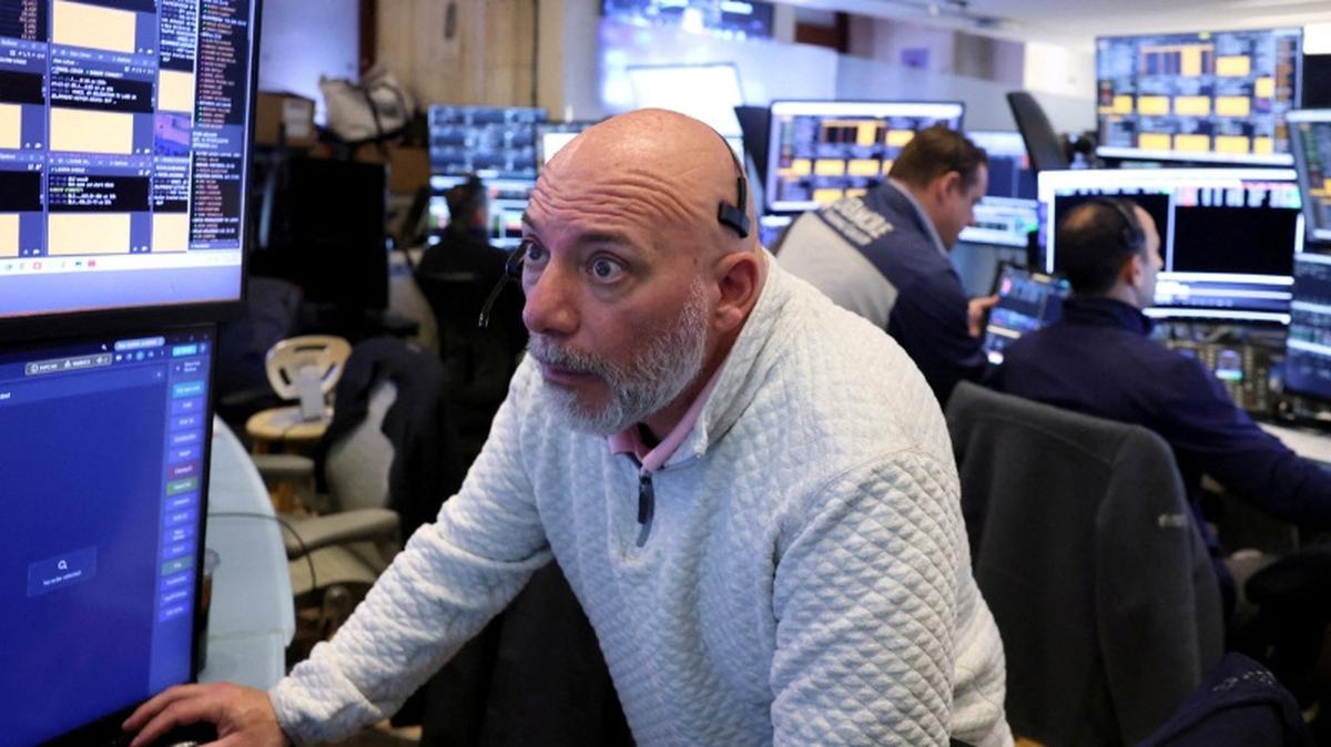 FILE PHOTO: Traders work on the floor at the New York Stock Exchange (NYSE) in New York City, U.S., April 20, 2026.  REUTERS/Brendan McDermid/File Photo