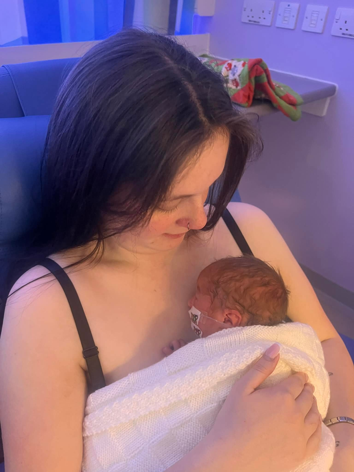  Mom Lauren with baby Mack in the hospital. (Lauren MacLaren via SWNS) 