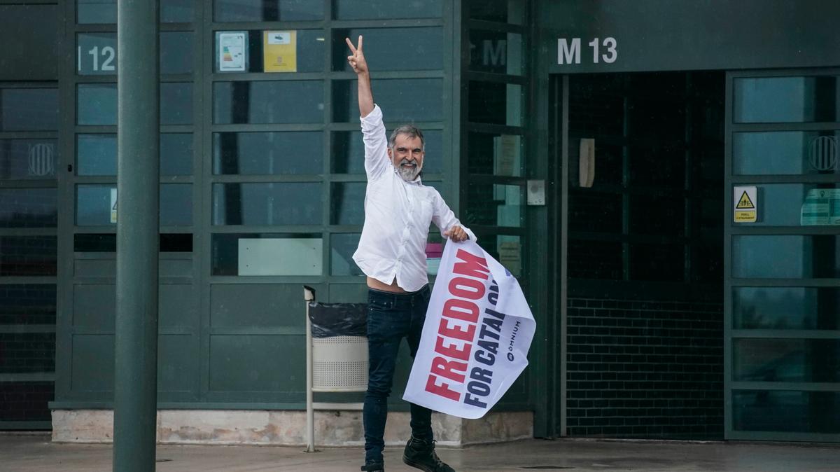 Jordi Cuixart, uno de los líderes catalanes encarcelados por su papel en el intento secesionista de 2017, hace el signo de la victoria al salir de la prisión de Lledoners, en Sant Joan de Vilatorrada, cerca de Barcelona, el 23 de junio de 2021. (AP Foto/Joan Mateu)