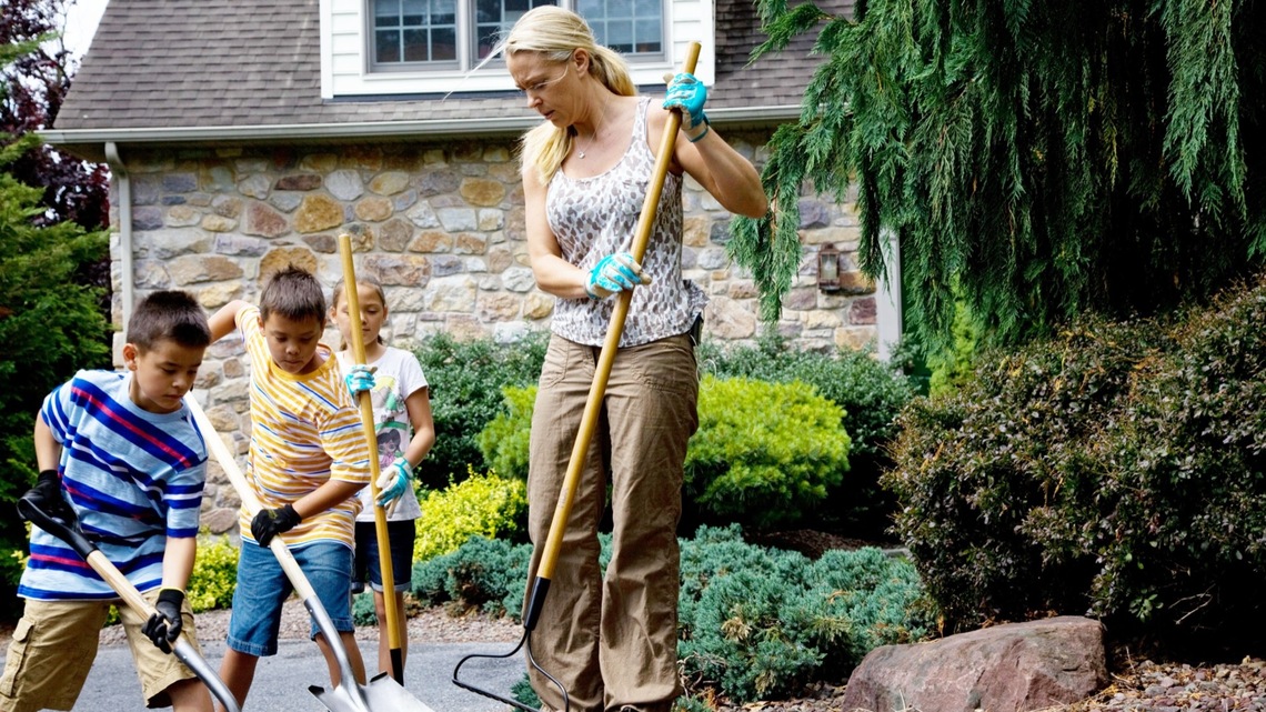 Former Gosselin Nanny Says She Saw Kate Abuse Collin and Treat Him 'Different' 