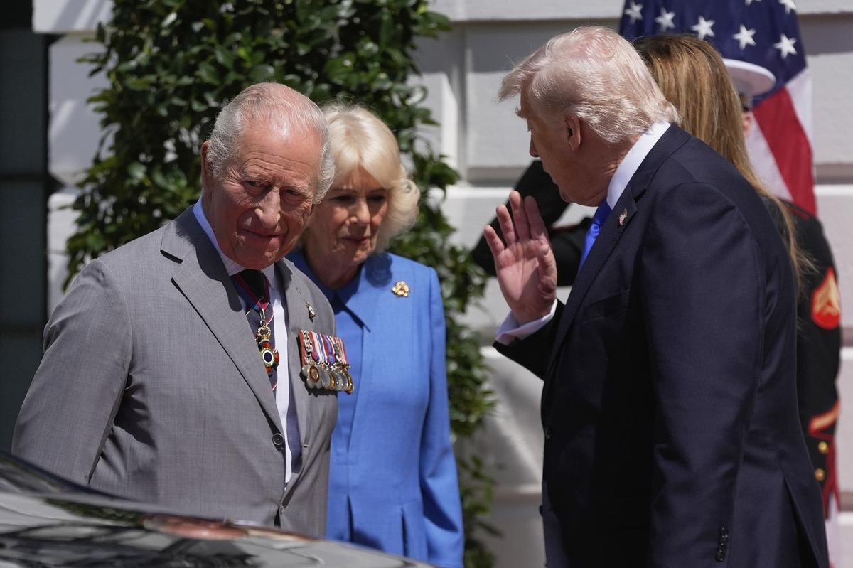  President Donald Trump and first lady Melania Trump bid farewell to Britain’s King Charles III and Queen Camilla on the South Lawn of the White House, Thursday, April 30, 2026, in Washington. (AP Photo/Manuel Balce Ceneta) 