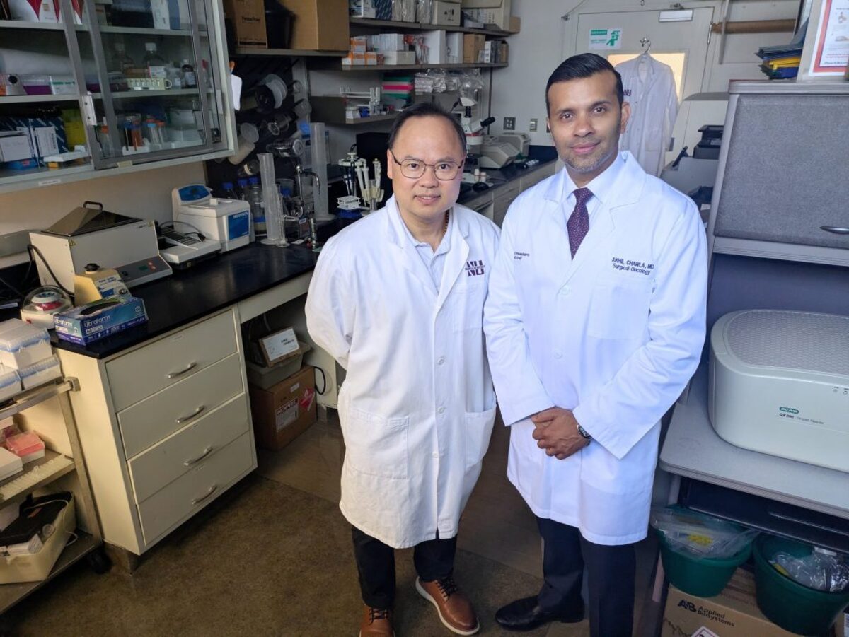  Study authors Drs. Akhil Chawla (right) and Qiang Zhang in their lab at Northwestern University Feinberg School of Medicine in Chicago. (Ben Schamisso / Northwestern University via SWNS) 