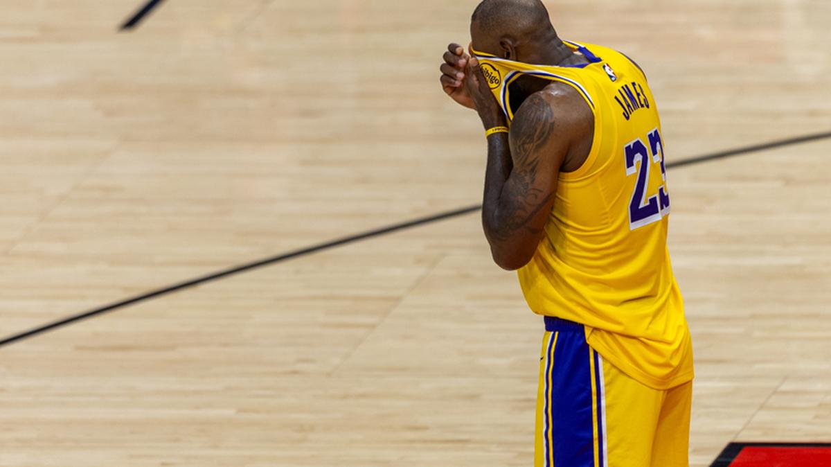 AME8652. HOUSTON (ESTADOS UNIDOS), 01/05/2026.- LeBron James de los Lakers reacciona este viernes, en un partido de la fase eliminatoria de la NBA entre Houston Rockets y Los Ángeles Lakers en el Toyota Center, en Houston (EE.UU.). EFE/ Carlos Ramírez