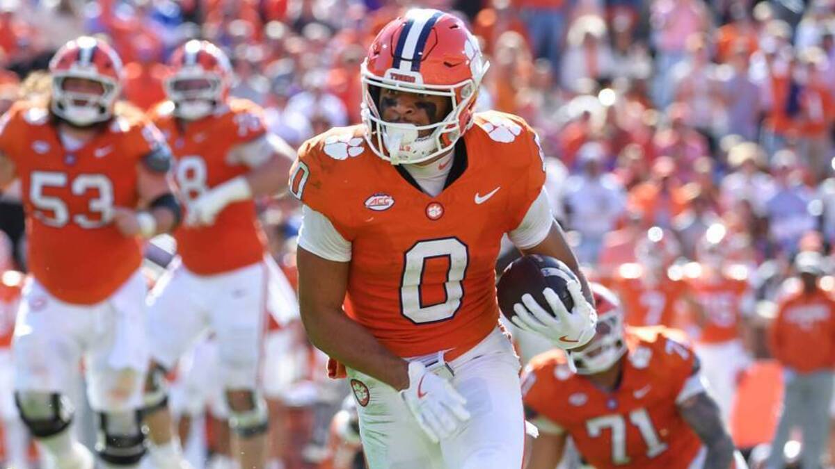  Clemson Tigers wide receiver Antonio Williams (0) catches a pass Saturday, Nov. 1, 2025, during the NCAA football game against the Duke Blue Devils at Memorial Stadium in Clemson, South Carolina. | Alex Martin/Greenville News / USA TODAY NETWORK via Imagn Images 