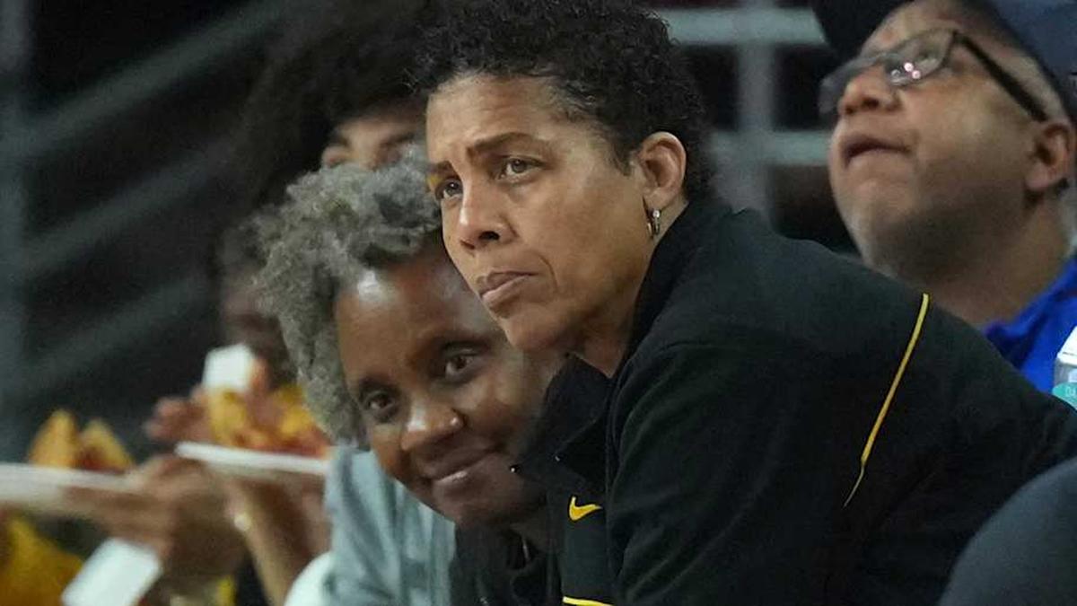  Feb 19, 2025; Los Angeles, California, USA; Cheryl Miller watches during the game between the Michigan State Spartans and the Southern California Trojans at the Galen Center. | Kirby Lee-Imagn Images 