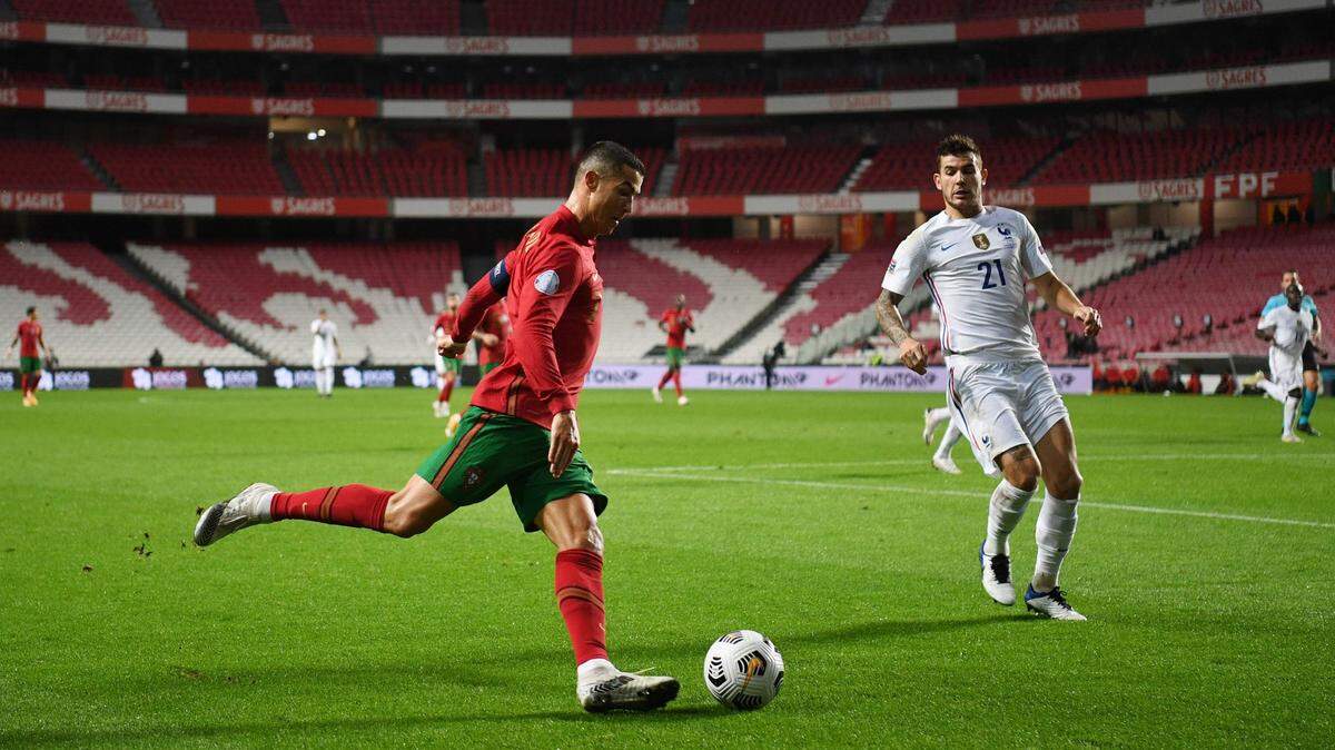 El delantero de Portugal Cristiano Ronaldo trata de pasar la pelota ante la marca de Lucas Hernández, de Francia, en el partido de la Liga de Naciones celebrado el 14 de noviembre de 2020 en París.