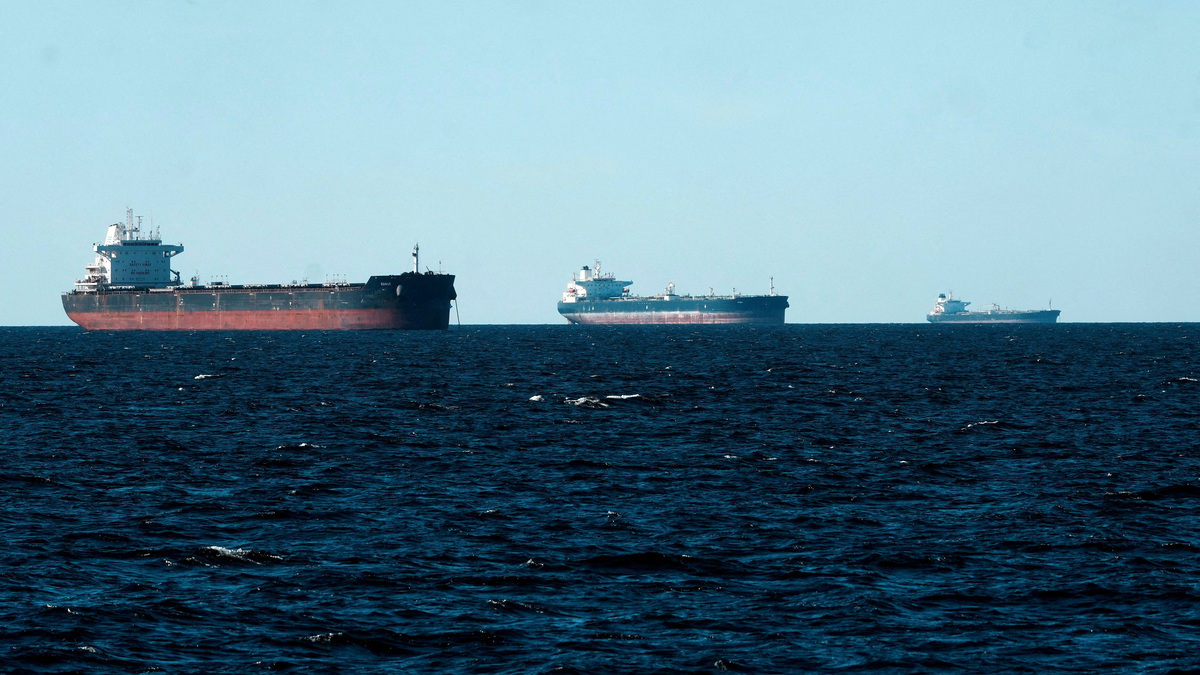 FILE PHOTO: Russia's shadow fleet vessels wait in the unofficial anchorage area in the Gulf of Finland near Vaindloo, Estonia April 10, 2026. REUTERS/Ints Kalnins/File Photo