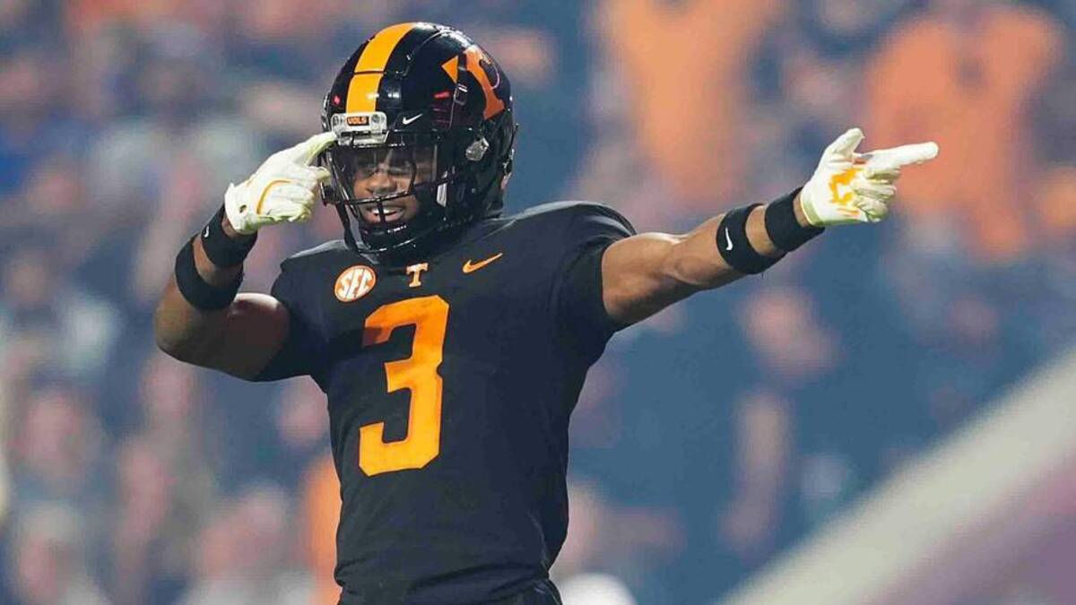  Tennessee defensive back Jermod McCoy (3) points down the field during a game between Tennessee and Kentucky at Neyland Stadium in Knoxville, Tenn., Saturday, Nov. 2, 2024. | Caitie McMekin/News Sentinel / USA TODAY NETWORK via Imagn Images 
