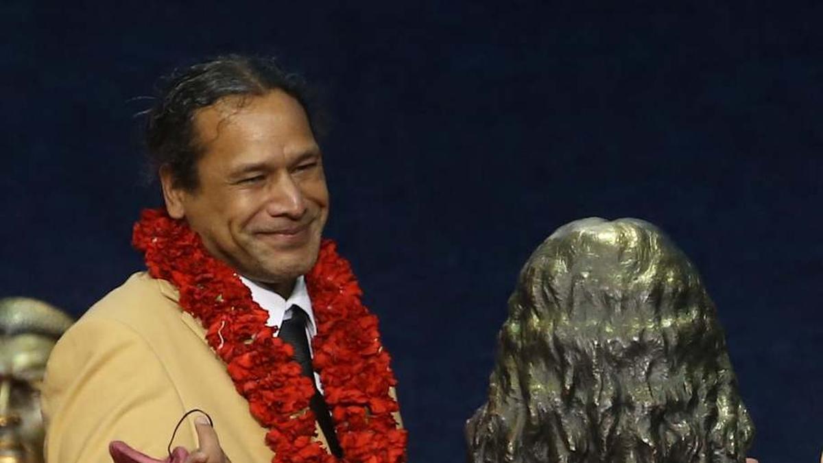  Aug 7, 2021; Canton, Ohio, USA; Class of 2020 member Troy Polamalu (left) reacts with his bust during the Professional Football HOF enshrinement ceremonies at Tom Benson Hall of Fame Stadium. Mandatory Credit: Charles LeClaire-Imagn Images | Charles LeClaire-Imagn Images 