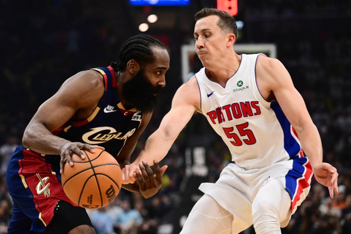  Cleveland Cavaliers guard James Harden works his way around the defense of Duncan Robinson of the Detroit Pistons Ken Blaze-Imagn Images