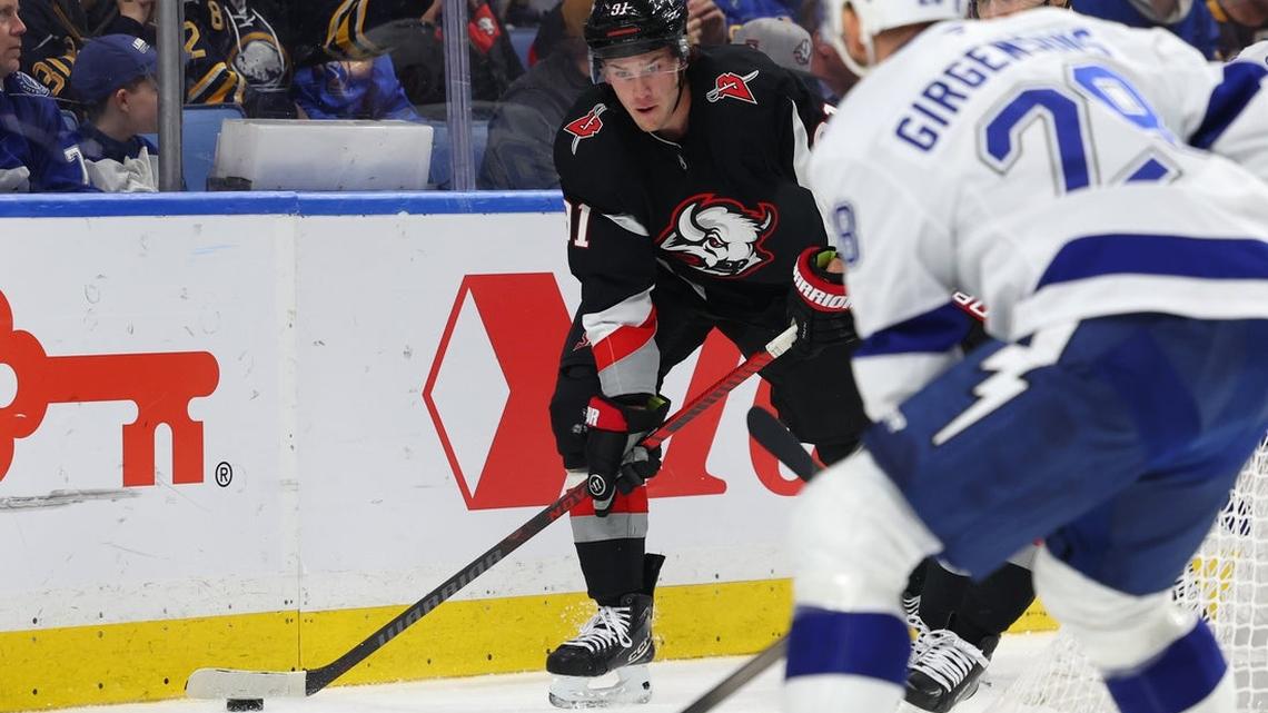 NHL roundup: Sizzling Sabres edge Lightning as teams total 15 goals 