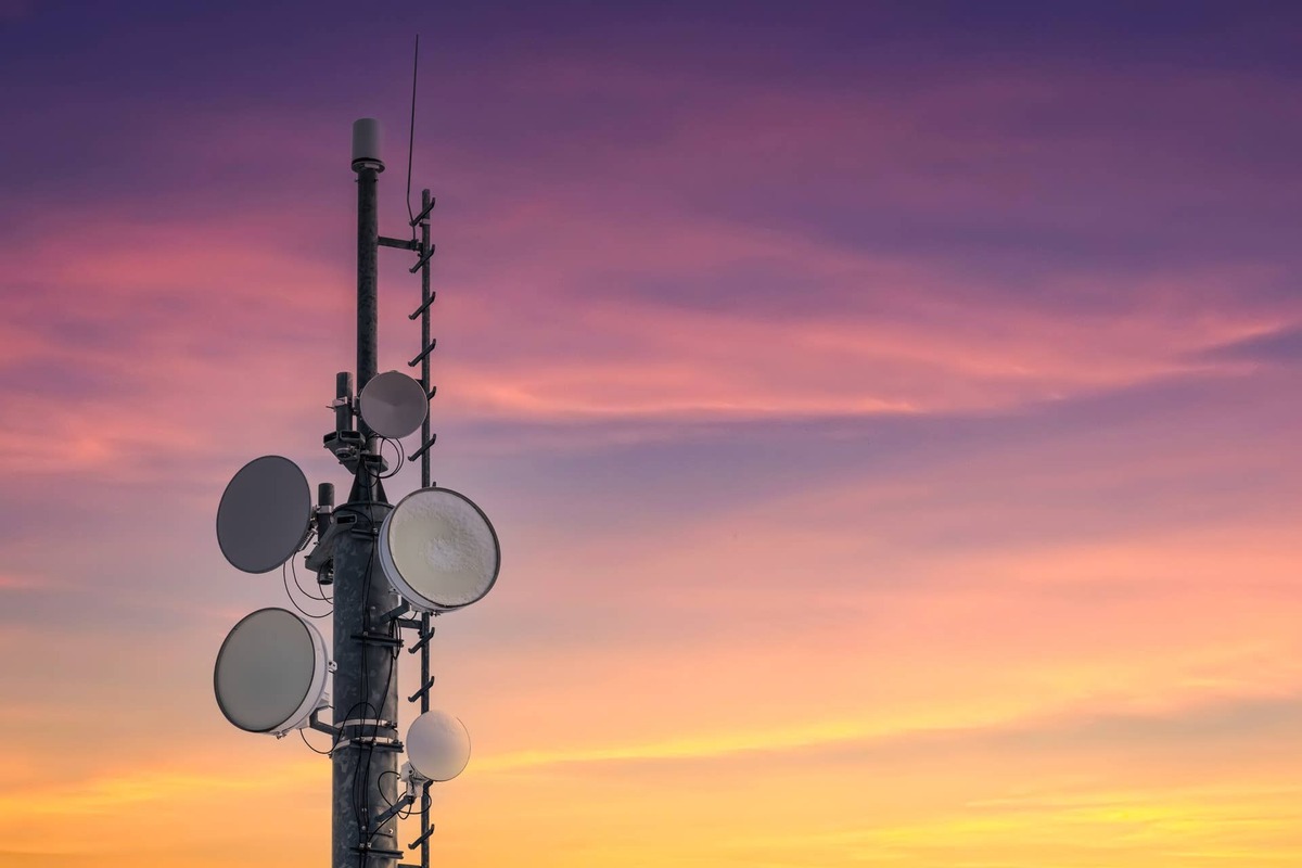  A TD Cowen analyst says SpaceX could buy T-Mobile outright if rival carriers keep blocking its path into wireless. 