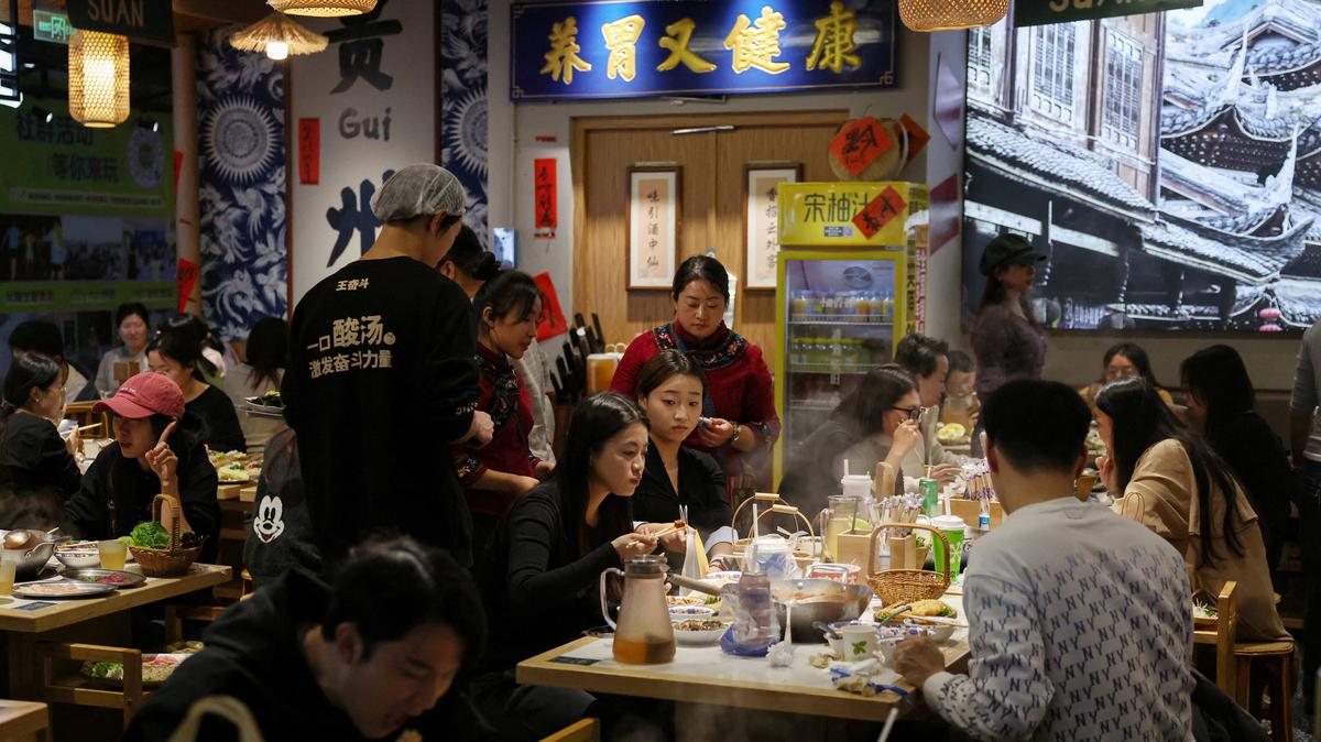 Customers dine at a restaurant in Beijing, China October 19, 2025. REUTERS/Tingshu Wang