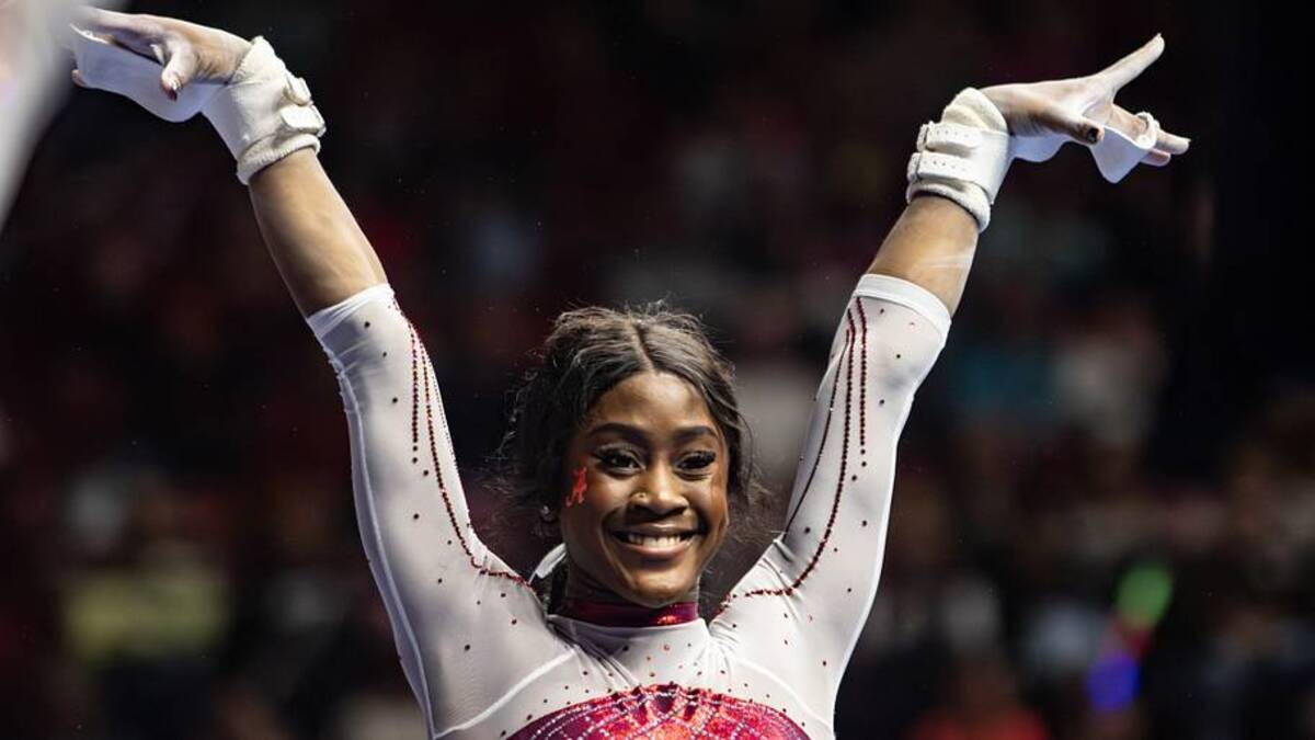  Azaraya Ra-Akbar sticks the landing on her uneven bars routine in the meet against Oregon State on Jan. 30, 2026. | Sarah Munzenmaier/Alabama Crimson Tide on SI 