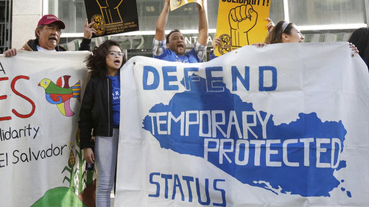 En esta fotografía del 12 de marzo de 2018, los partidarios del Estatus de Protección Temporal durante una manifestación en un tribunal de San Francisco.