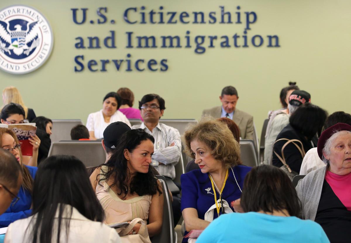 Inmigrantes esperan su turno para las entrevistas de residencia permanente y ciudadanía en la oficina de USCIS) en Queens el 30 de mayo de 2013, en el barrio de Long Island City, Nueva York.