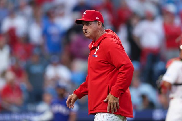  Philadelphia Phillies manager Rob Thomson walks back to the dugout after a pitching change during the ninth inning against the Texas Rangers at Citizens Bank Park.  © Bill Streicher-Imagn Images 