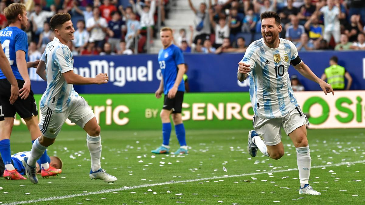 Lionel Messi celebra tras anotar el tercer gol de Argentina en un amistoso contra Estonia en Pamplona, España, el domingo 5 de junio de 2022.
