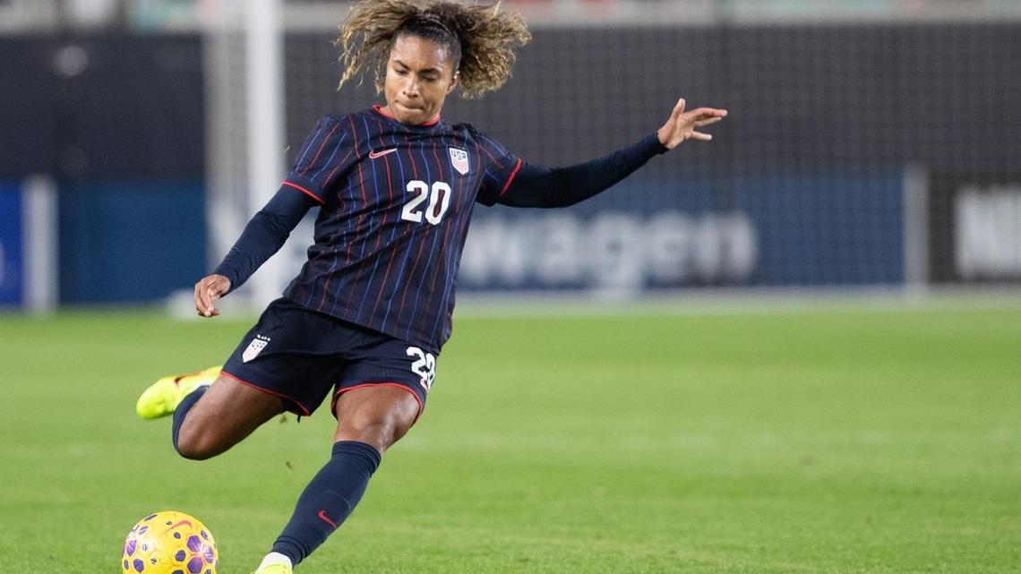 Wave sign former Chelsea striker Catarina Macario 