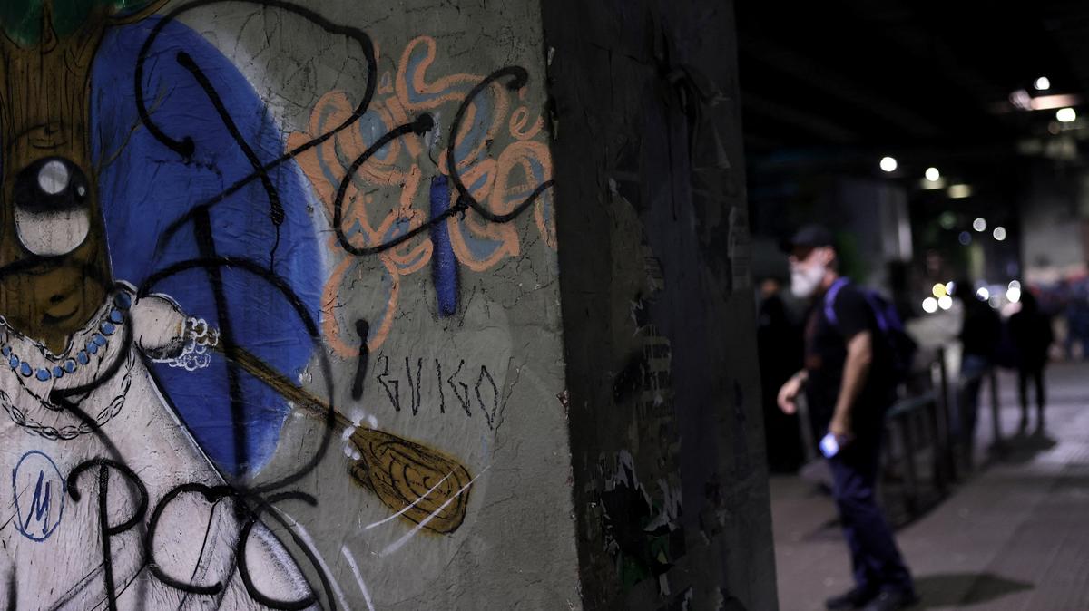 People walk past graffiti reading "PCC", referring to Brazilian drug gang Primeiro Comando da Capital, after U.S. Secretary of State Marco Rubio announced a policy to designate "PCC" and Comando Vermelho "CV" as foreign "terrorist organizations", in Sao Paulo, Brazil, May 31, 2026. REUTERS/Amanda Perobelli