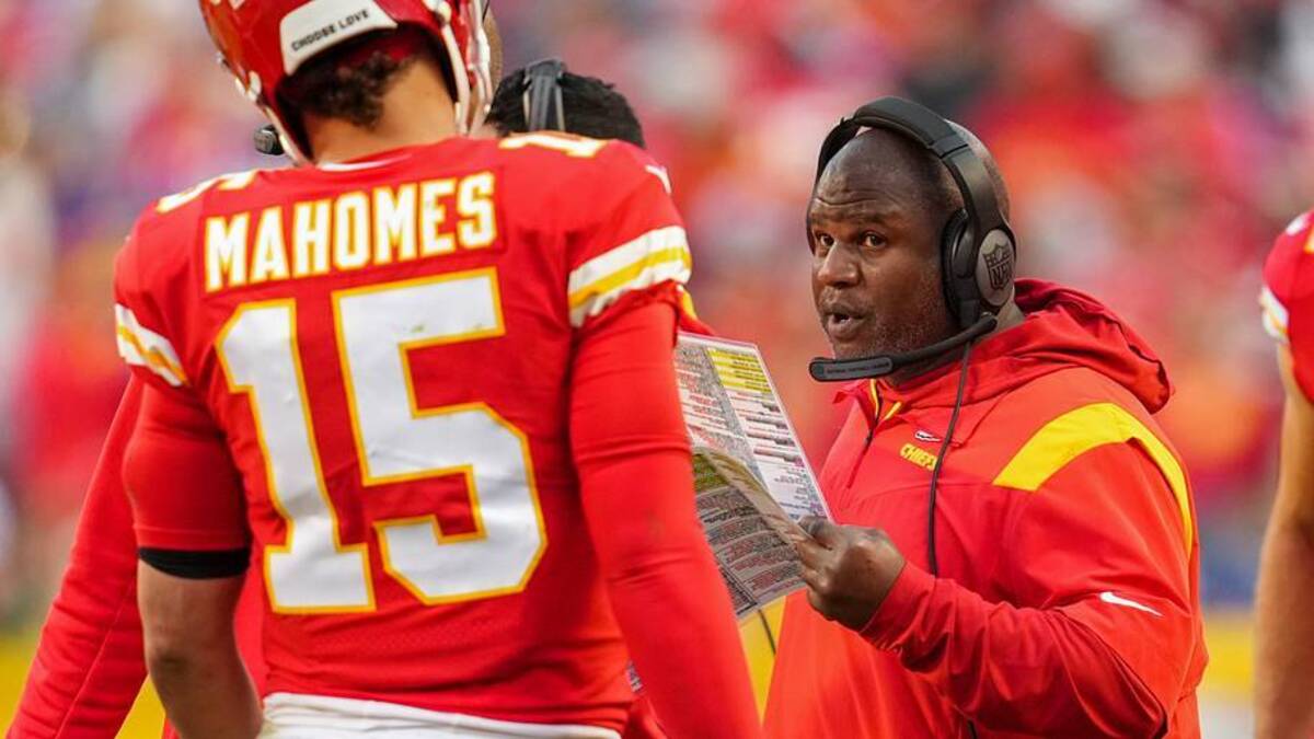  Oct 16, 2022; Kansas City, Missouri, USA; Kansas City Chiefs offensive coordinator Eric Bieniemy talks with quarterback Patrick Mahomes (15) during the second half against the Buffalo Bills at GEHA Field at Arrowhead Stadium. Mandatory Credit: Jay Biggerstaff-USA TODAY Sports | USA TODAY Sports 
