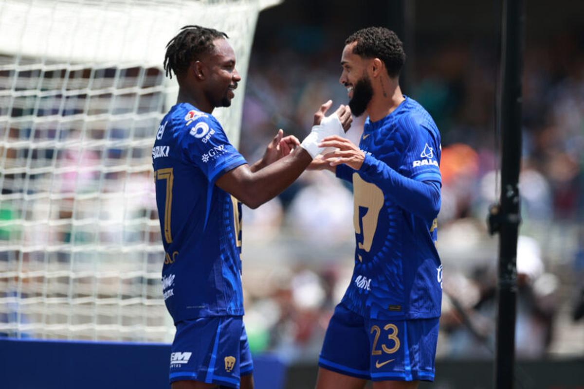  CIUDAD DE MÉXICO (MÉXICO), 12/04/2026.- Alvaro Angulo (i) y Olavio Vieira Dos Santos de Pumas celebran un gol este domingo, en un partido de la Liga MX entre Pumas y Mazatlán en el estadio Olímpico Universitario en Ciudad de México (México). EFE/ Alex Cruz