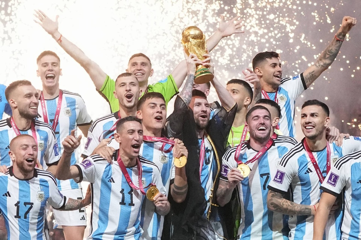  Lionel Messi lifts the FIFA World Cup Trophy as he celebrates with team mates at the award ceremony following the final match between Argentina and France at Lusail Stadium Photo by Cui Nan/China News Service/VCG via Getty Images