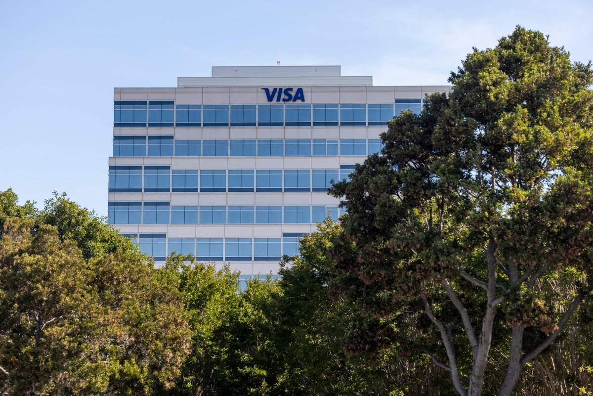  Visa's AI Financial Assistant lets banks put a chat-based money coach inside the apps customers already use. 
