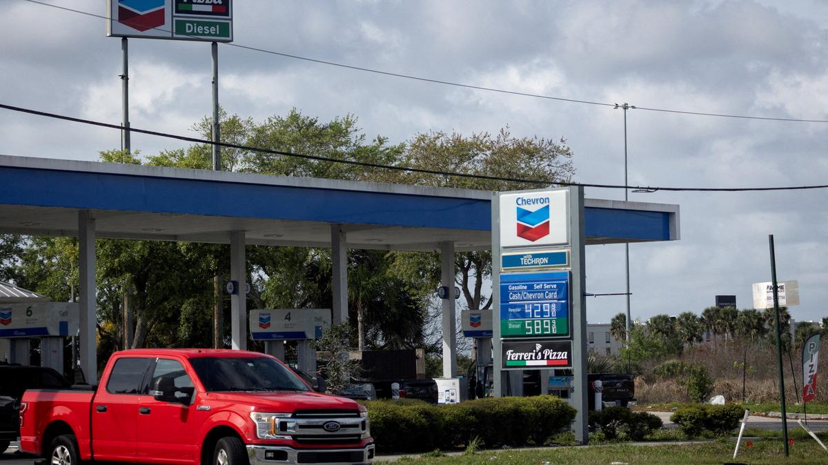 FILE PHOTO: Gas prices are displayed at a gas station as the prices of oil and gas surge, amid the U.S.-Israel conflict with Iran, in Titusville, Florida, U.S., March 31, 2026. REUTERS/Marco Bello/File Photo