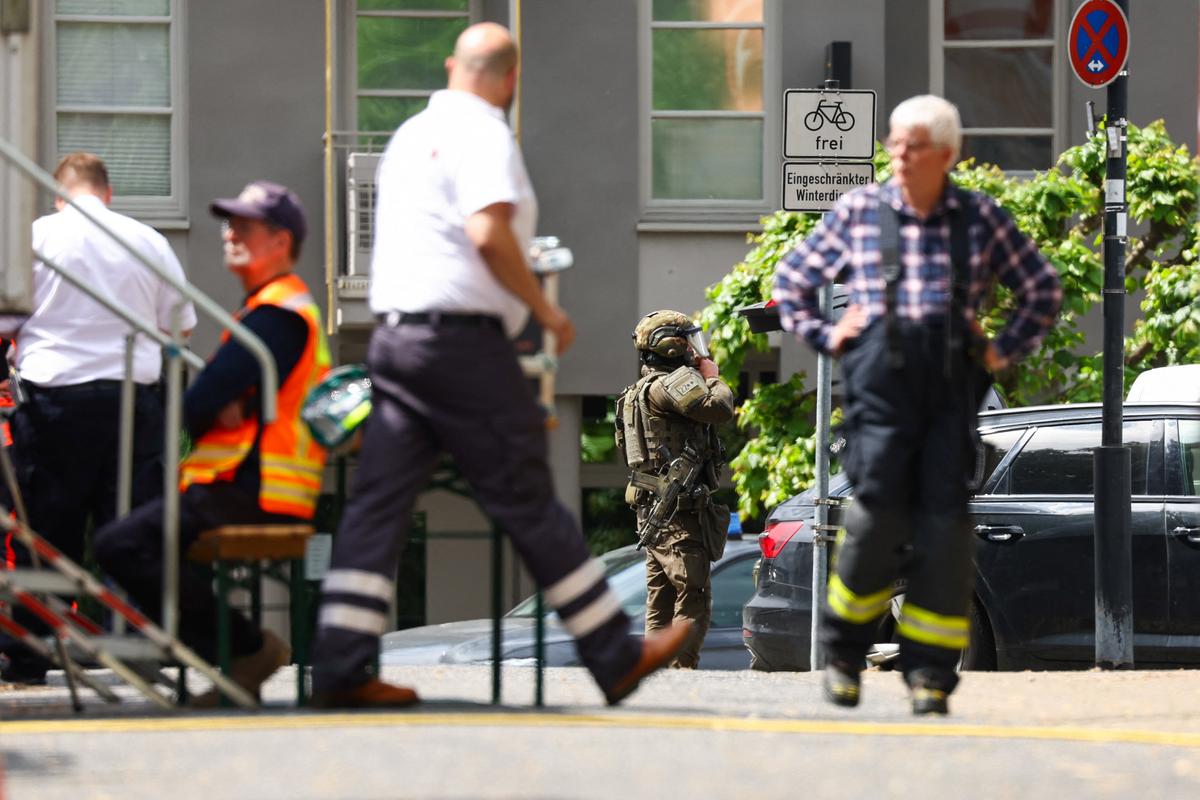A member of the German special police forces prepares during operations in response to a hostage-taking situation at a savings bank branch in the western town of Sinzig, near Bonn, in the state of Rhineland-Palatinate, Germany, May 8, 2026. REUTERS/Thilo Schmuelgen