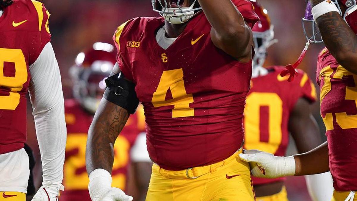  Sep 20, 2025; Los Angeles, California, USA; Southern California Trojans defensive end Jahkeem Stewart (4) reacts after a defensive play against the Michigan State Spartans during the first half at the Los Angeles Memorial Coliseum. Mandatory Credit: Gary A. Vasquez-Imagn Images | Gary A. Vasquez-Imagn Images 