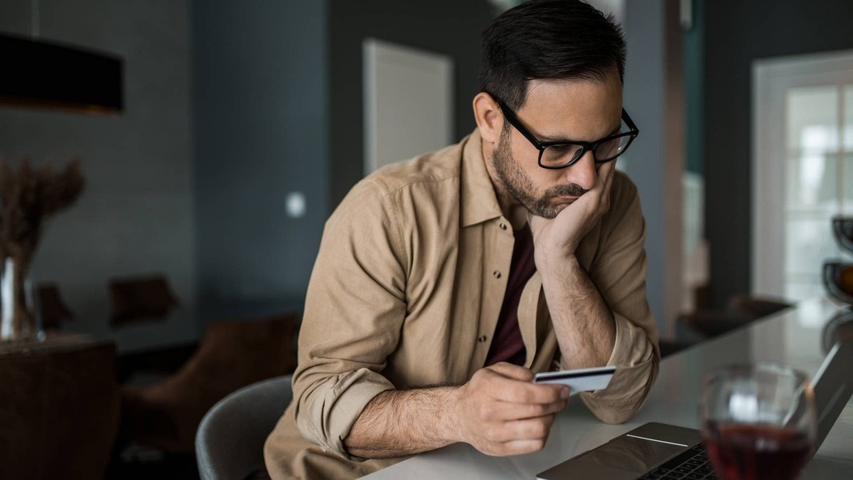 Millennials face mounting credit card debt as rising living costs push more borrowers into five-figure balances and financial strain. 