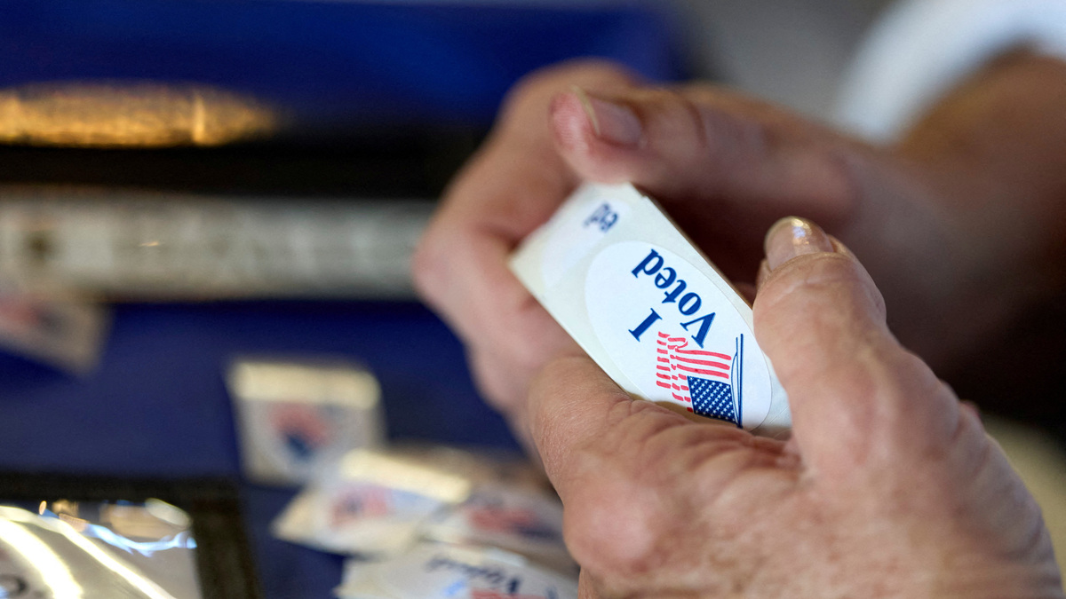 FILE PHOTO: A poll worker holds a roll of 'I voted' stickers at an El Dorado County polling station during California's special election on Proposition 50 in El Dorado Hills, California, U.S., November 4, 2025. REUTERS/Fred Greaves/File Photo