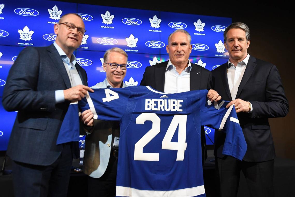  Maple Leafs head coach Craig Berube poses with a team jersey alongside former general manager Brad Treliving. Dan Hamilton-USA TODAY Sports via Imagn Images