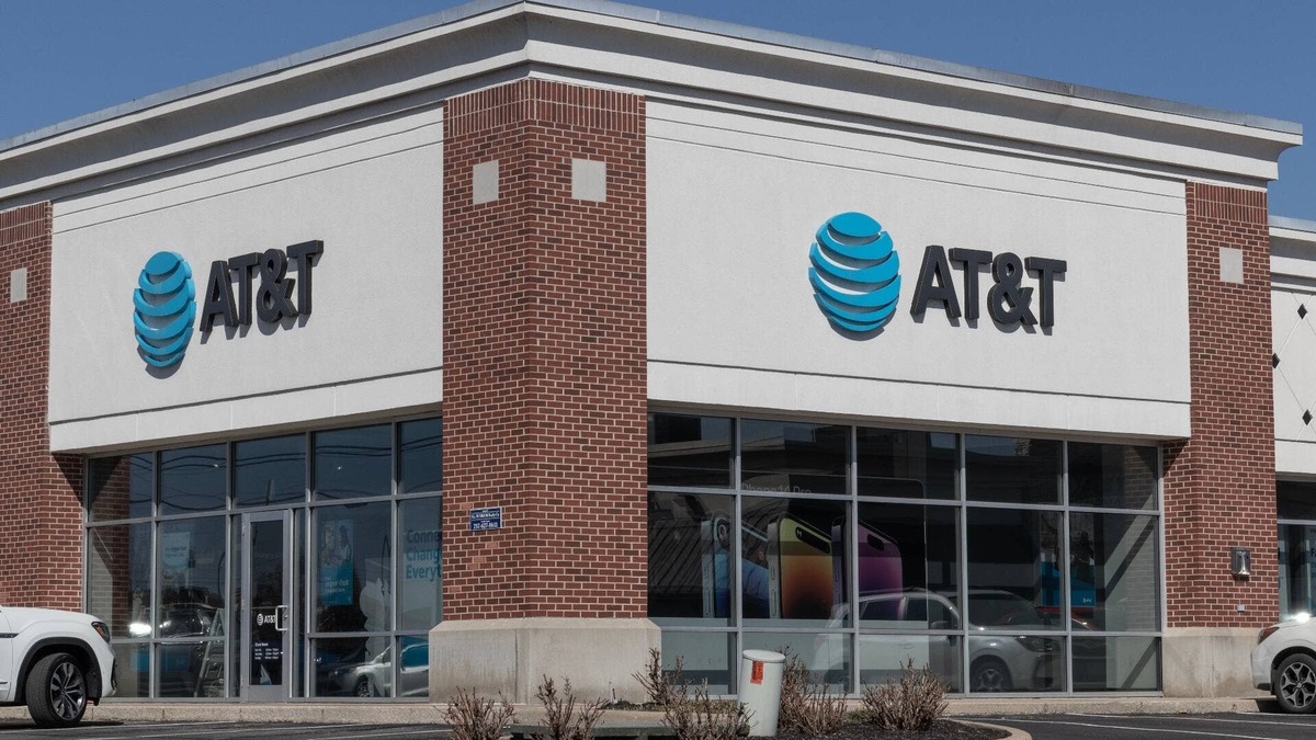  AT&T is raising its administrative fees despite recent wireless customer losses. 
