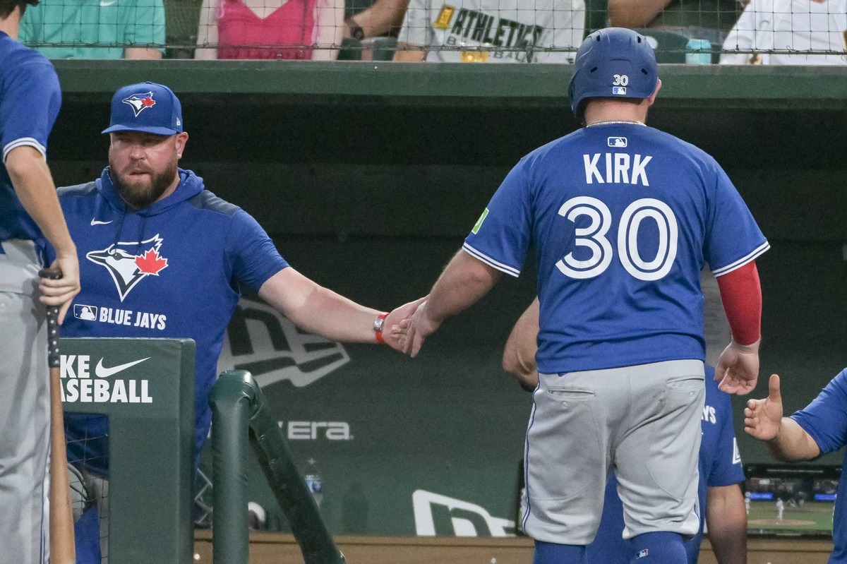  Toronto Blue Jays catcher Alejandro Kirk (30) and manager John Schneider. © Ed Szczepanski-Imagn Images