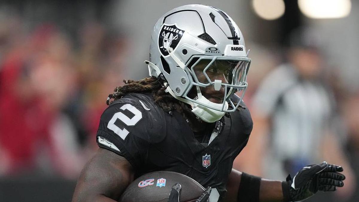  Jan 4, 2026; Paradise, Nevada, USA; Las Vegas Raiders running back Ashton Jeanty (2) carries the ball against the Kansas City Chiefs in the first half at Allegiant Stadium. Mandatory Credit: Kirby Lee-Imagn Images | Kirby Lee-Imagn Images 