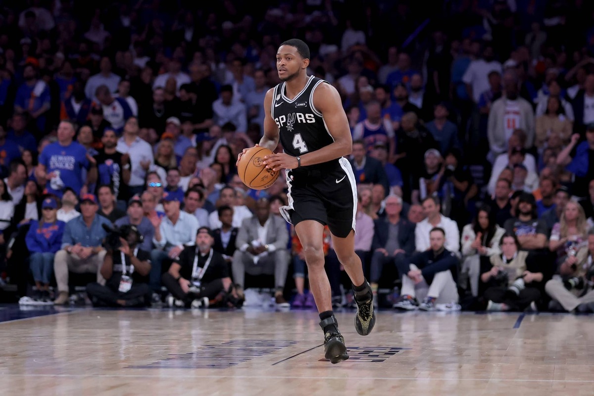  Jun 10, 2026; New York, New York, USA; San Antonio Spurs guard De'aaron Fox (4) brings the ball up court against the New York Knicks during the fourth quarter of game four of the 2026 NBA Finals at Madison Square Garden. Mandatory Credit: Brad Penner-Imagn Images 