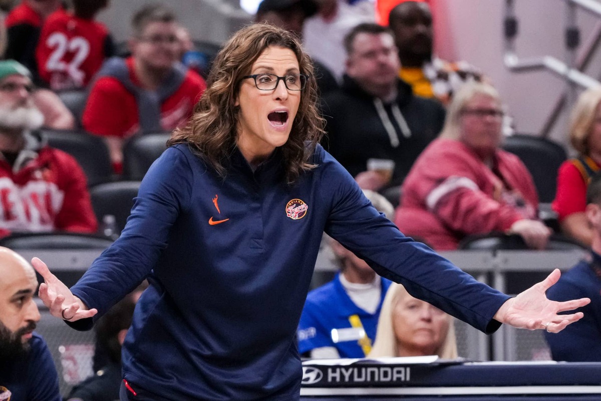  Indiana Fever head coach Stephanie White calls out to her team. Grace Smith/IndyStar / USA TODAY NETWORK via Imagn Images