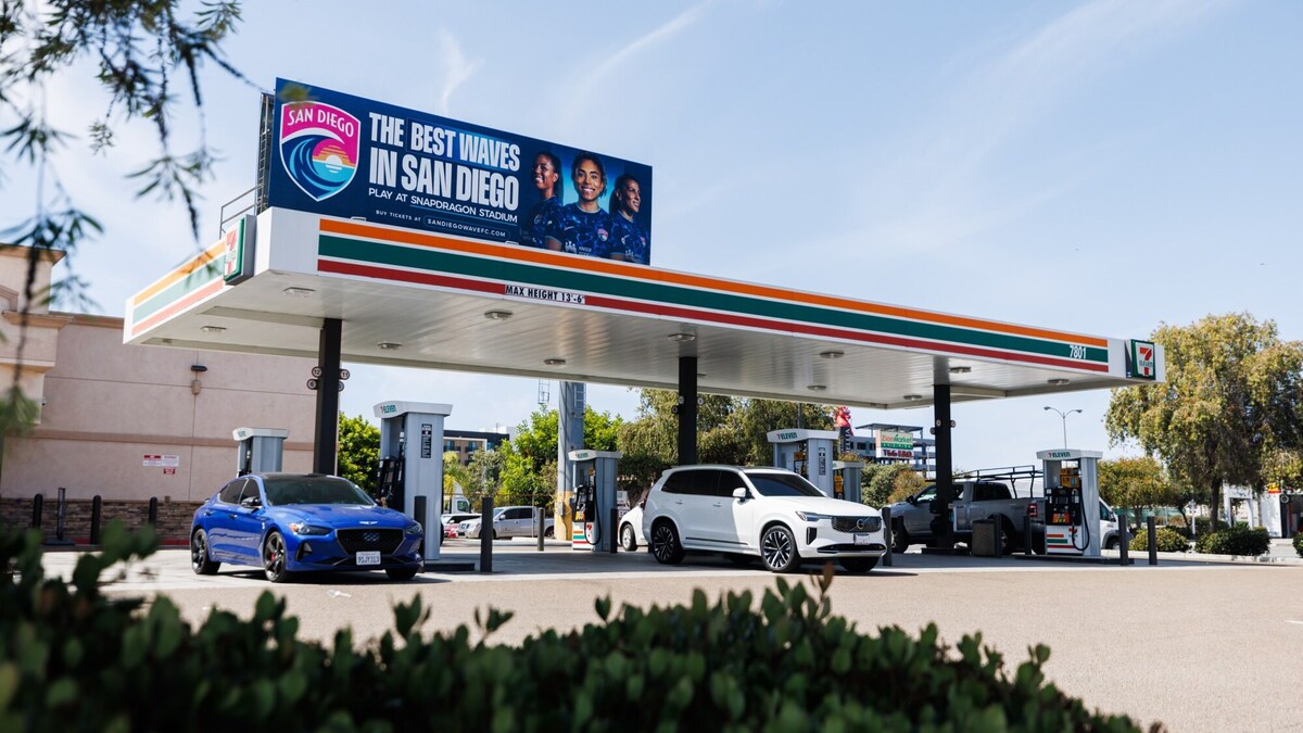 Vehicles at 7-Eleven gasoline station off Clairemont Mesa Boulevard in Kearny Mesa in late April. (Kristian Carreon / The San Diego Union-Tribune)