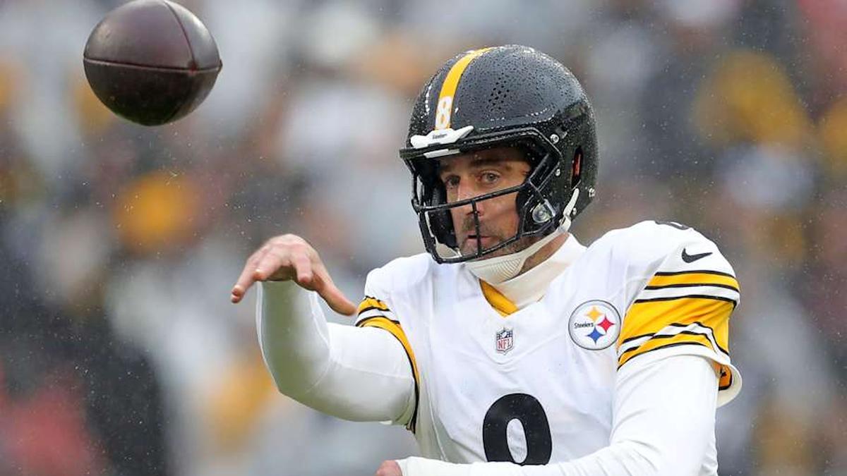 Pittsburgh Steelers quarterback Aaron Rodgers (8) fires off a pass during the first half of an NFL football game at Huntington Bank Field, Dec. 28, 2025, in Cleveland, Ohio. | Jeff Lange / USA TODAY NETWORK via Imagn Images 